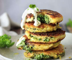 Kartoffeltaschen mit Erbsen-Spinat Füllung und veganem Quark Dip