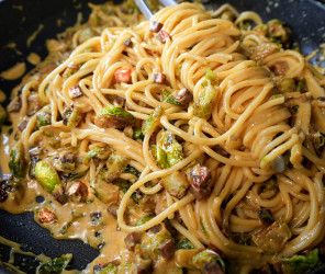 Vegane Rosenkohl Carbonara mit Tofu-Speck