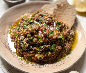 Eisen-Amaranth Dip mit Kürbiskernen und schwarzem Sesam