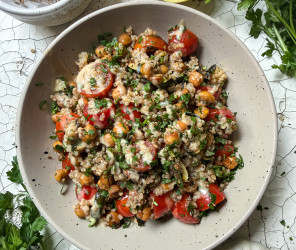Warmer Knusper-Kichererbsen-Zucchini Salat mit Quinoa