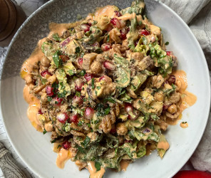 Knuspriger Proteinsalat mit cremigem Mandelmus-Paprika Dressing